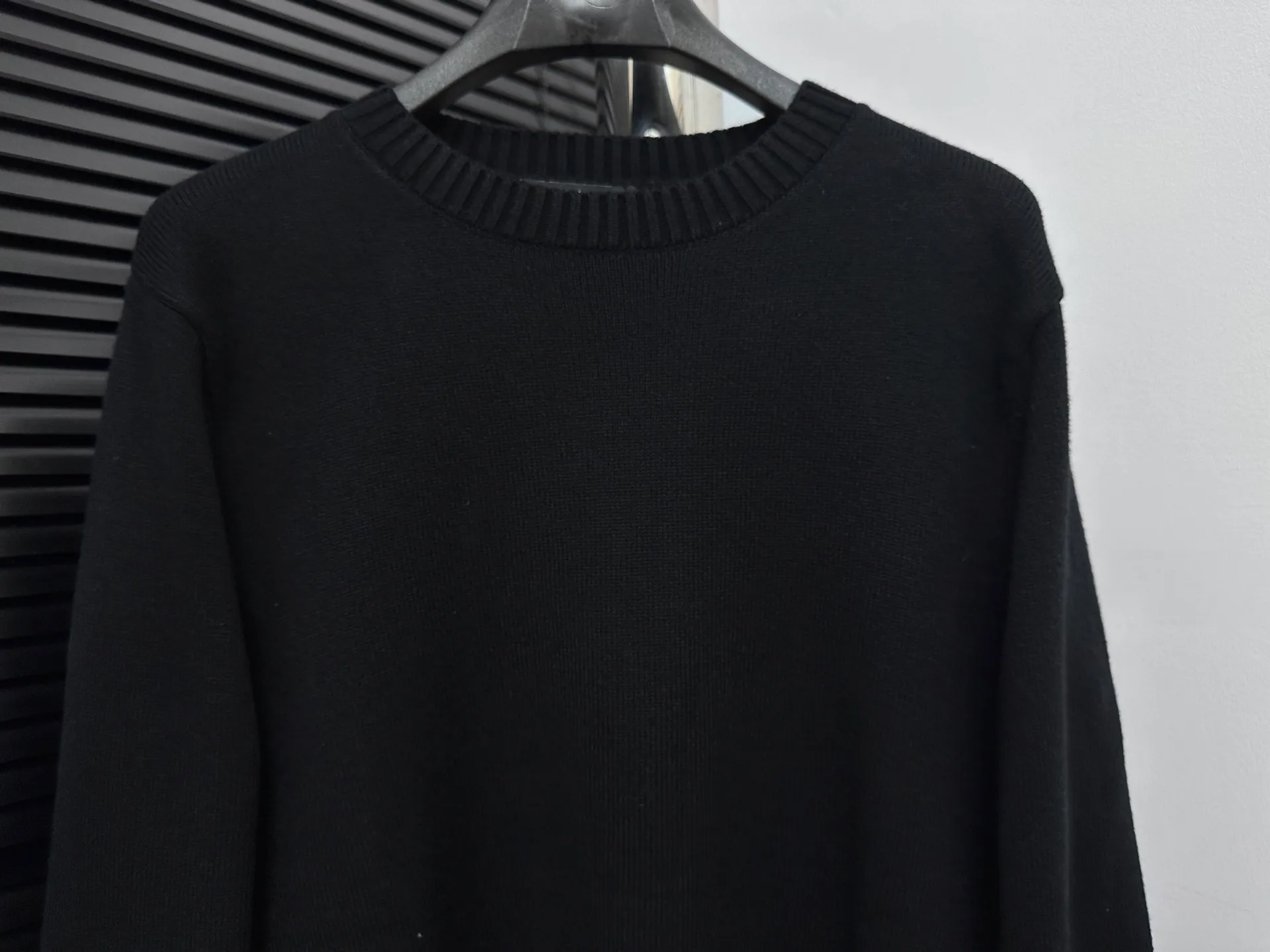 P250 [Chrome Hearts] Chrome Hearts' new cross-knitted jacquard appliquéd round-neck sweater. Contains 20% wool. The item is made of custom-dyed and custom-spun yarn, purchased from the original version. A full set of customized accessories. Details determine success or failure. A new model for autumn and winter. It is soft and delicate and does not tie the body. The upper body effect is very nice. Loose fit. Same style for men and women. Color: White Black Size: S-L